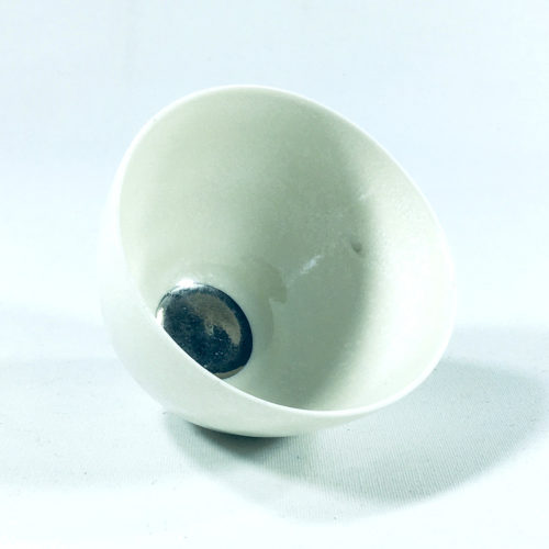Porzellantassen-Unikat mit silbernem Boden Bild 1
